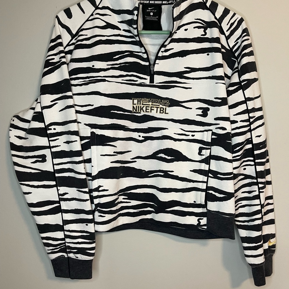 Nike FTBL Black & White Zebra Quarter-Zip Pullover sweatshirt women’s small